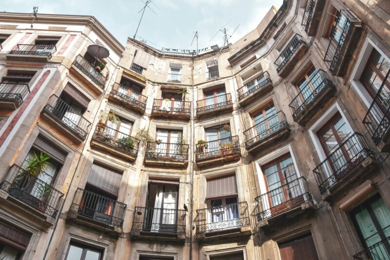 Guía completa sobre pisos de protección oficial en Barcelona