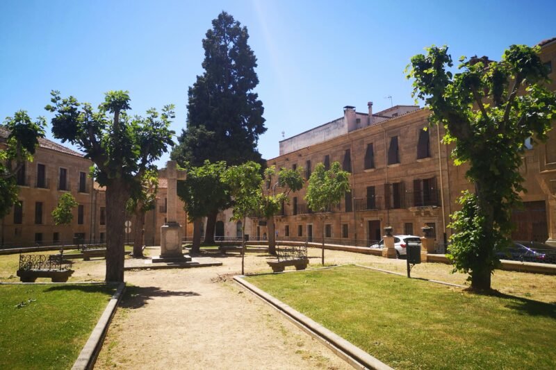 Historia y encanto oculto de la Plaça de la Trinitat